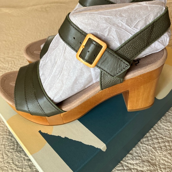 Earth Women's Green Sandals - Picture 2 of 5